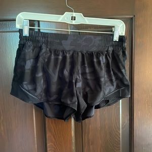 lululemon low rise hotty hot short (camo)